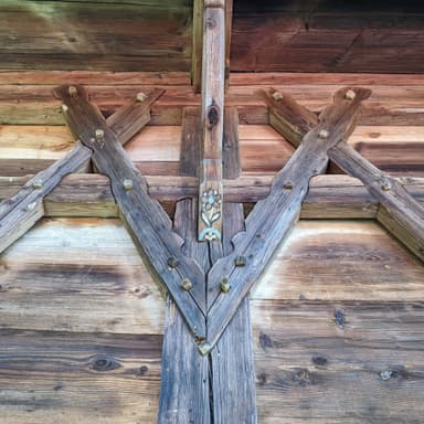 Bild von Zierrat an Schupfen und Stadeln – das Bundwerk