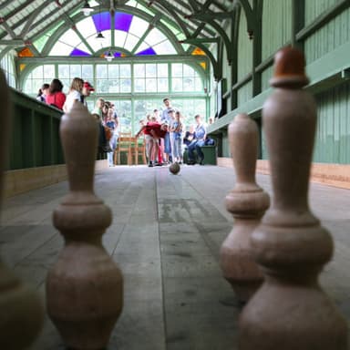 Bild von Freizeitvergnügen früher – die alte Kegelbahn