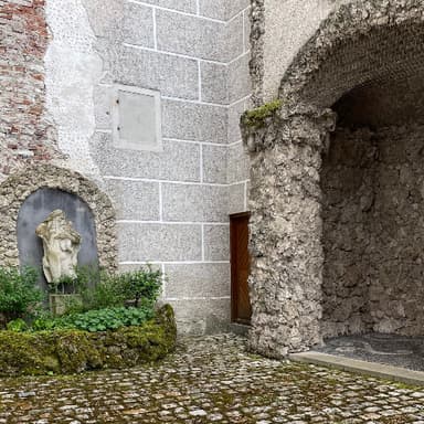 Bild von Kleine Terrasse mit Loggia und Brunnen